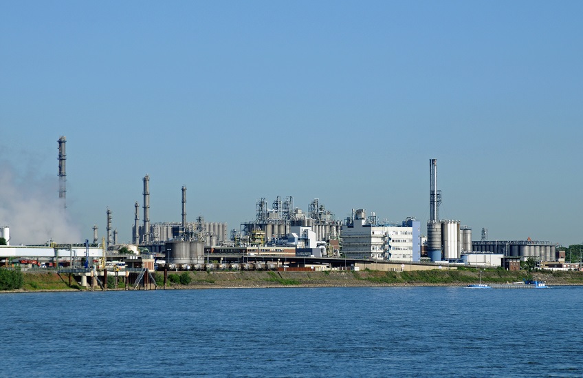Geschichte der Firma Shell Rhein Panorama Fabrikgelände Shell